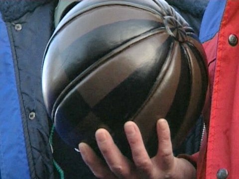 Der Spielball, der "Ba" [Klick auf das Bild, schließt das Fenster]