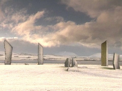 Foto der Henge-Monumente. Längliche Steinsäulen auf kargem Boden [Klick auf das Bild, schließt das Fenster]