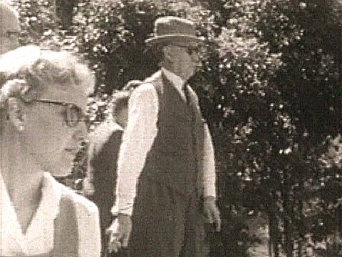 Schwarz-weiß Aufnahme von Konrad Adenauer beim Boccia spielen [Klick auf das Bild, schließt das Fenster]