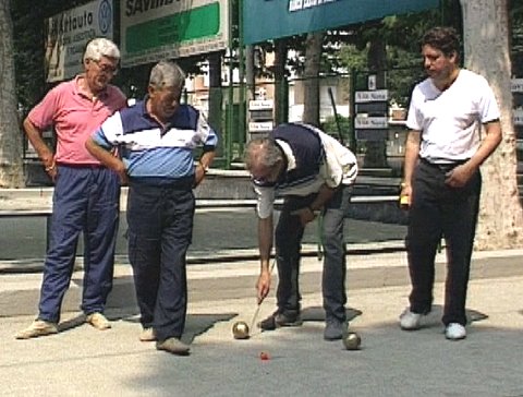 Vier Italiener beim Boccia spielen [Klick auf das Bild, schließt das Fenster]