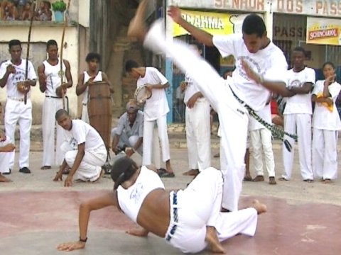 2 Capoeira-Kämpfer in Aktion [Klick auf das Bild, schließt das Fenster]