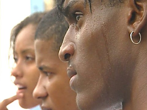 Drei Gesichter schwarzer Jugendlicher. [Klick auf das Bild, schließt das Fenster]
