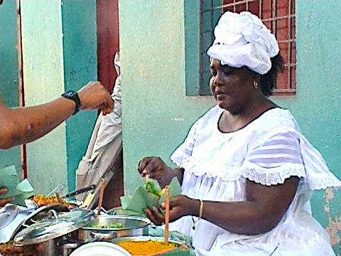 Schwarze Frau verkauft Essen auf der Straße [Klick auf das Bild, schließt das Fenster]