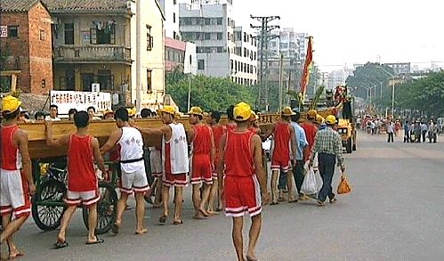 Ein Drachenboot wird transportiert. [Klick auf das Bild, schließt das Fenster]