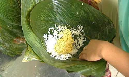 Klebreis in Bananenblättern, Zongzi genannt. [Klick auf das Bild, schließt das Fenster]