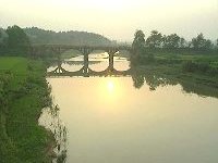 Eine Brücke im Fluss Milo