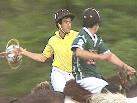 Ein El Pato Spieler beim Wurf. [Klick auf das Bild, schließt das Fenster]