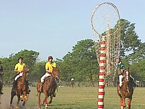 Das El Pato Tor erinnert ein wenig an einen Basketballkorb. [Klick auf das Bild, schließt das Fenster]