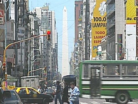 Reger Straßenverkehr in der Innenstadt von Buenos Aires [Klick auf das Bild, schließt das Fenster]