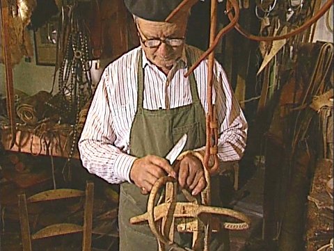 Sattler Charlos Chiappa bei seinem Handwerk [Klick auf das Bild, schließt das Fenster]