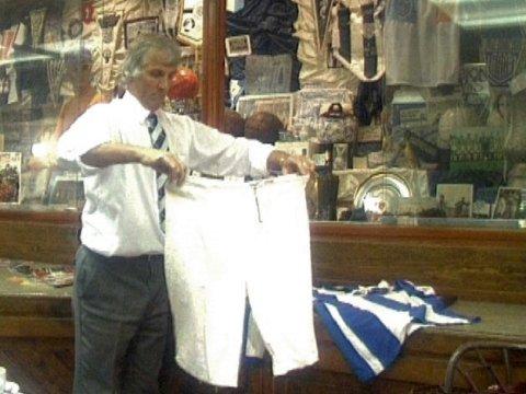 Mann mit Trikot der West Bromwich Albion in der Hand [Klick auf das Bild, schließt das Fenster]