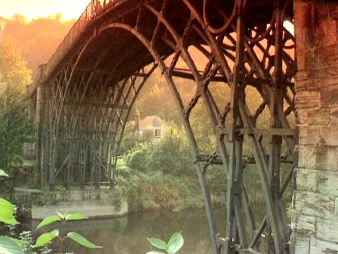 Die erste eiserne Brücke, die Iron Bridge [Klick auf das Bild, schließt das Fenster]
