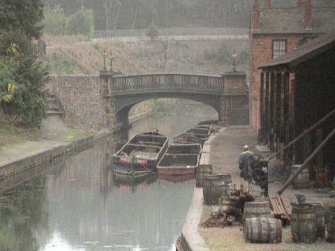 Alte Lastkähne in einem Transport-Kanal [Klick auf das Bild, schließt das Fenster]