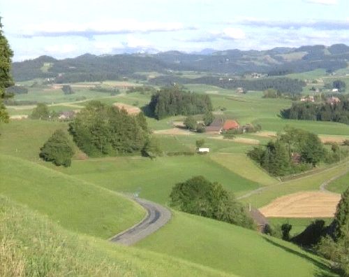 Landschaftsaufnahme mit weiten Feldern und Bergen [Klick auf das Bild, schließt das Fenster]