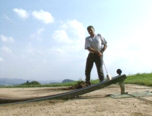 Der Bock, eine geschwungene Metallschiene dient als Startrampe [Klick auf das Bild, schließt das Fenster]