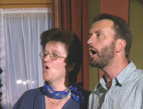 Eine Frau und ein Mann beim Jodeln [Klick auf das Bild, schließt das Fenster]