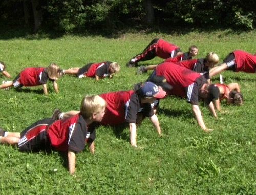 Kinder bei Liegestütz Übungen [Klick auf das Bild, schließt das Fenster]
