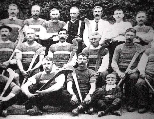 Schwarz-weiß Foto einer Hurling Mannschaft [Klick auf das Bild, schließt das Fenster]