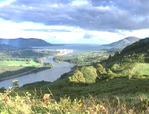 Landschaftsaufnahme mit einem Fluss, der ins Meer mündet [Klick auf das Bild, schließt das Fenster]