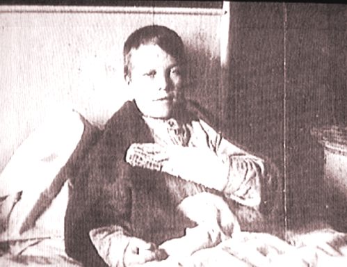 Verletzer Junge im Krankenbett [Klick auf das Bild, schließt das Fenster]