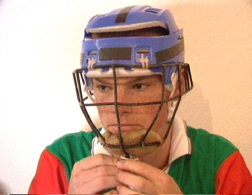 Spieler mit Helm zum Schutz gegen Unfälle [Klick auf das Bild, schließt das Fenster]