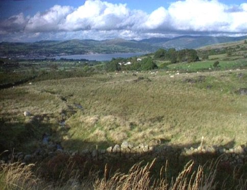 Felder, Wiesen, Seen und Berge [Klick auf das Bild, schließt das Fenster]