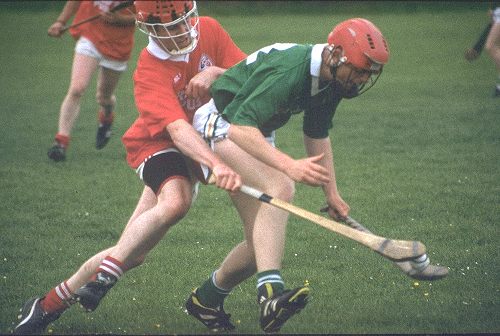 Ein Spieler im roten Trikot bedrängt einen grünen Spieler [Klick auf das Bild, schließt das Fenster]