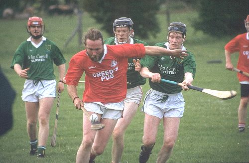 Spieler, der mit dem Ball auf seinem Schläger über den Platz rennt. [Klick auf das Bild, schließt das Fenster]