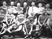Schwarz-weiß Foto einer Hurling Mannschaft