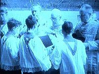 Pfarrer mit Messdienern im Stadion