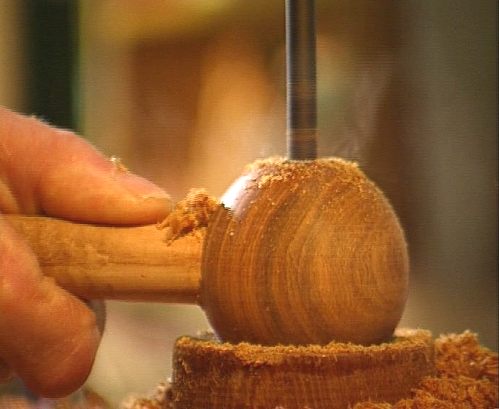 Eine Holzkugel wird durchbohrt [Klick auf das Bild, schließt das Fenster]