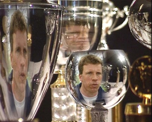 Pokale, in denen sich ein Gesicht spiegelt [Klick auf das Bild, schließt das Fenster]