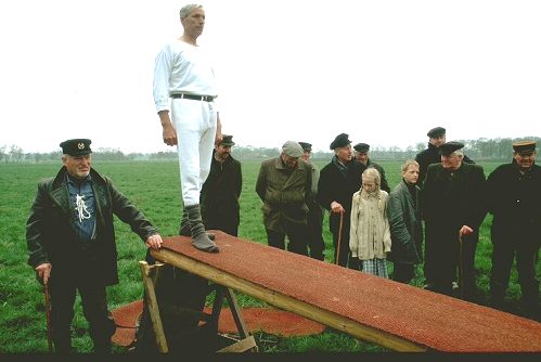 Klootwerfer in langer, weißer Unterwäsche auf dem Absprungbrett [Klick auf das Bild, schließt das Fenster]