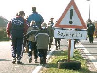 Zuschauer auf dem Weg zum Wettkampf