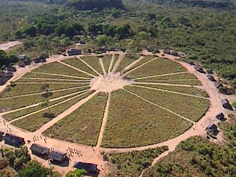 Luftaufnahme des Dorfes [Klick auf das Bild, schließt das Fenster]