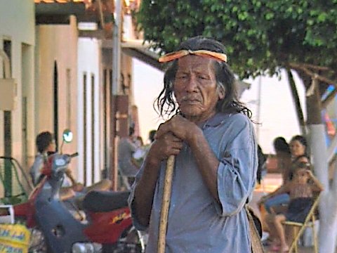 Foto eines alten Indianer [Klick auf das Bild, schließt das Fenster]