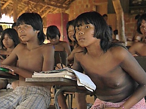 Kinder im Schulunterricht [Klick auf das Bild, schließt das Fenster]