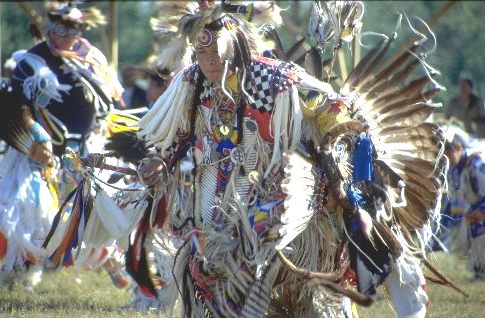Tanzender Indianer mit prächtigem Federschmuck [Klick auf das Bild, schließt das Fenster]