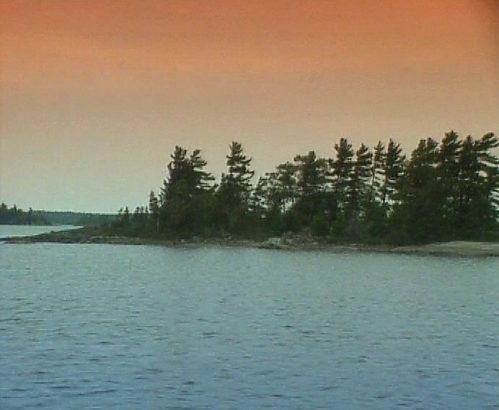 Ein See bei Abenddämmerung [Klick auf das Bild, schließt das Fenster]