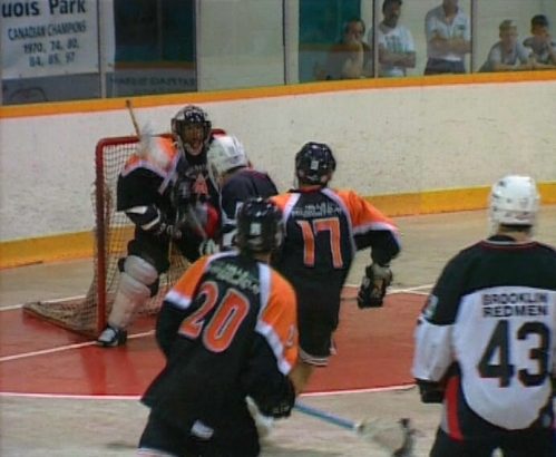 Lacrosse Spieler beim Torversuch [Klick auf das Bild, schließt das Fenster]