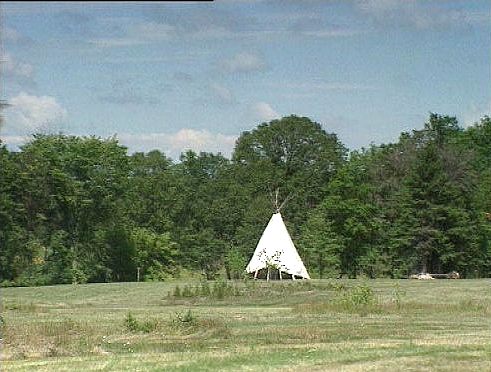 Indianerzelt auf einer Wiese am Waldrand [Klick auf das Bild, schließt das Fenster]
