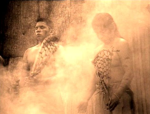 Zwei Indianer von Rauch umhüllt [Klick auf das Bild, schließt das Fenster]