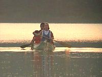 Eine Familie mit Paddelboot auf einem See