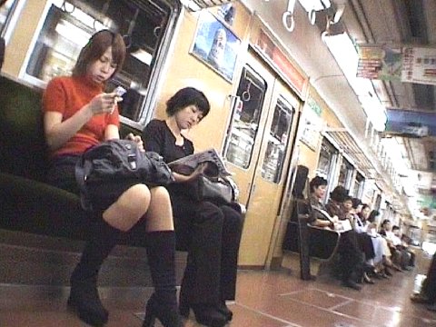 Junge Frauen in einer U-Bahn [Klick auf das Bild, schließt das Fenster]