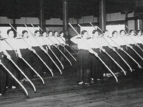 Historisches Foto einer großen Gruppe Naginatakämpferinnen [Klick auf das Bild, schließt das Fenster]