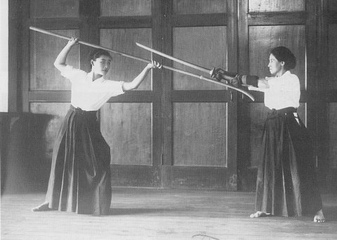 Zwei Kämpferinnen mit Schwert und Naginata [Klick auf das Bild, schließt das Fenster]