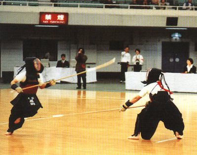 Zwei Kämpferinnen in Schutzkleidung beim Turnierkampf [Klick auf das Bild, schließt das Fenster]