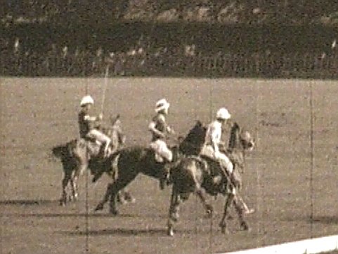 Schwarz-weiß Aufnahme von drei Polospielern [Klick auf das Bild, schließt das Fenster]
