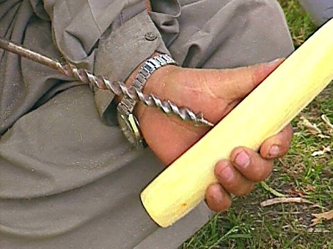 Ein Spieler durchbohrt seinen Poloschläger [Klick auf das Bild, schließt das Fenster]