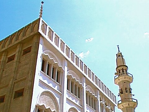 Minarett und ein prächtiges Haus arabischer Architektur [Klick auf das Bild, schließt das Fenster]